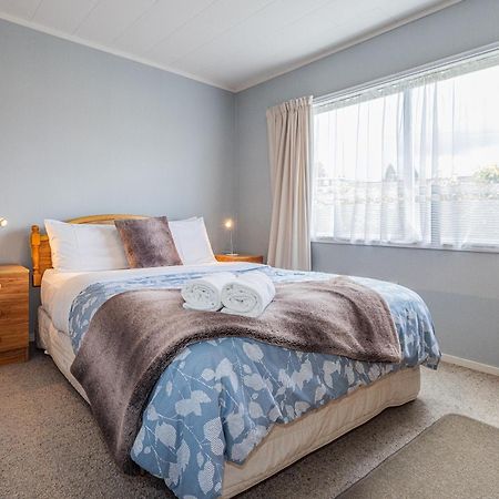 Central Riverside Retreat - Taupo Holiday Home Экстерьер фото