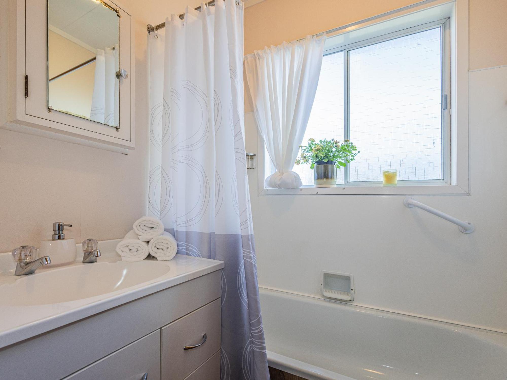 Central Riverside Retreat - Taupo Holiday Home Экстерьер фото