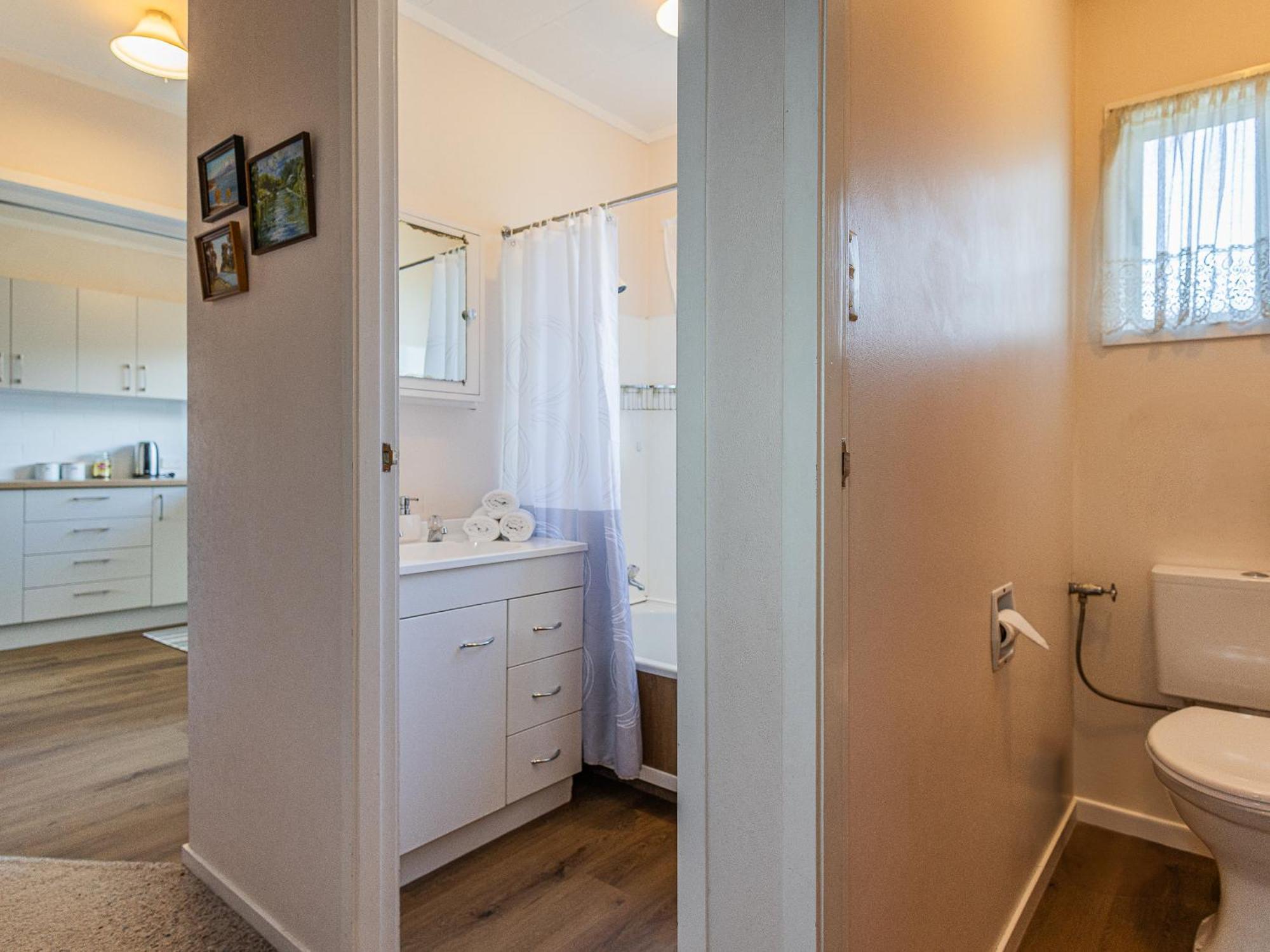 Central Riverside Retreat - Taupo Holiday Home Экстерьер фото