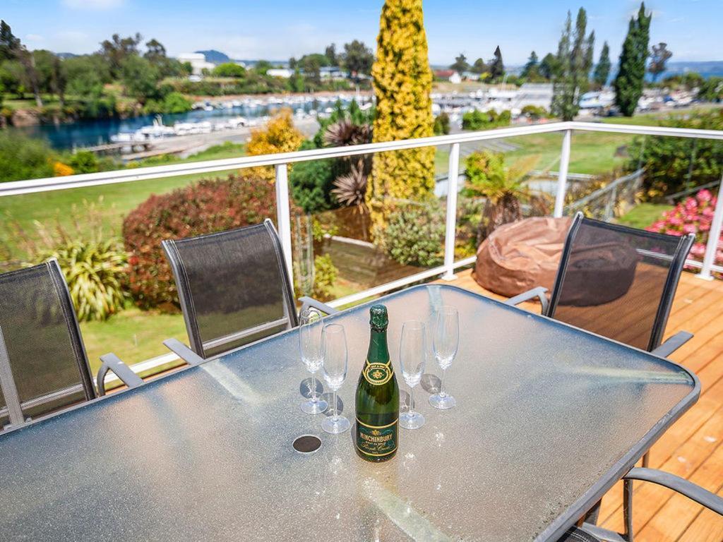 Central Riverside Retreat - Taupo Holiday Home Экстерьер фото