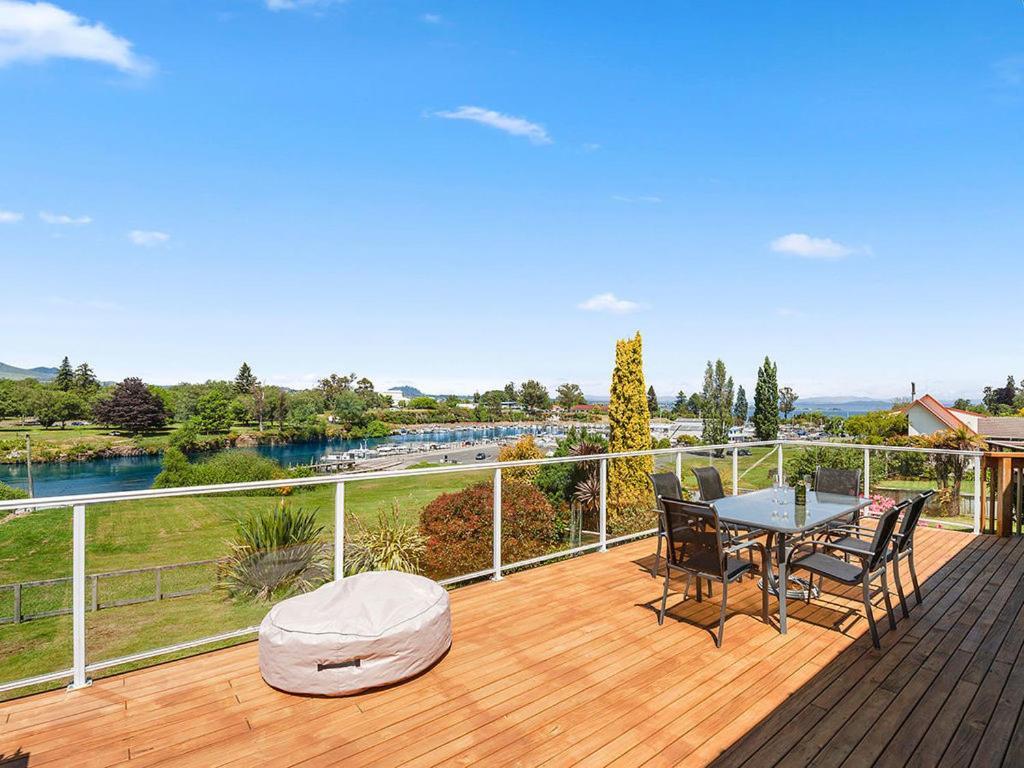 Central Riverside Retreat - Taupo Holiday Home Экстерьер фото