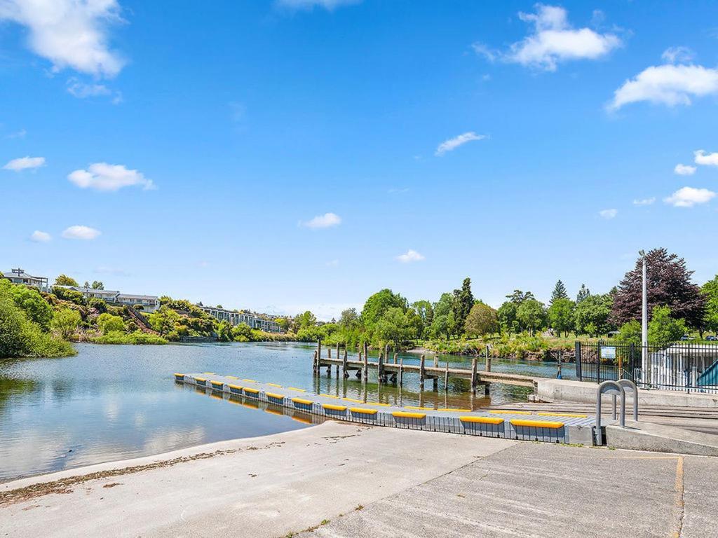 Central Riverside Retreat - Taupo Holiday Home Экстерьер фото