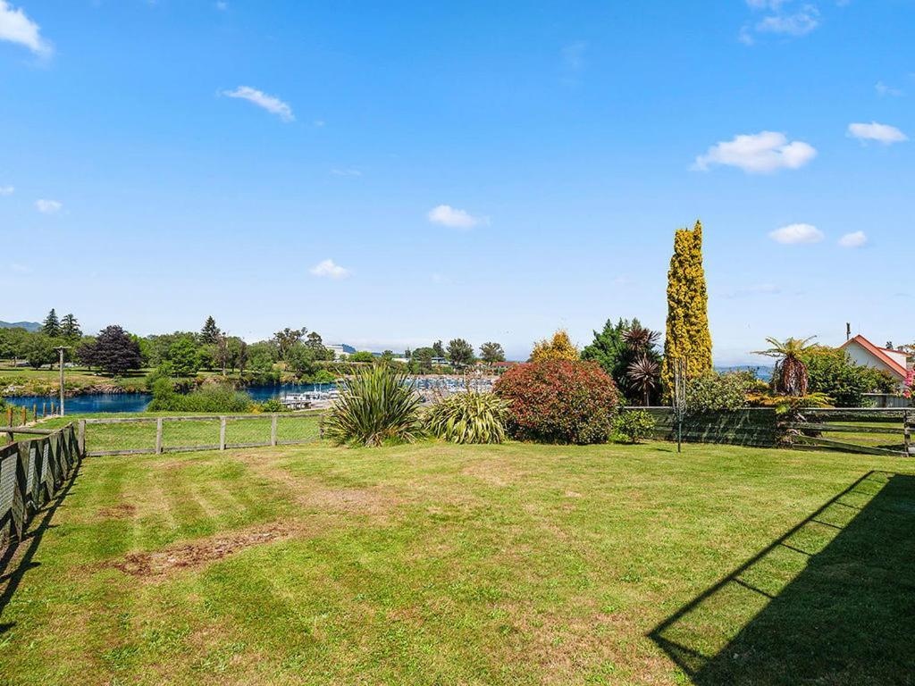 Central Riverside Retreat - Taupo Holiday Home Экстерьер фото