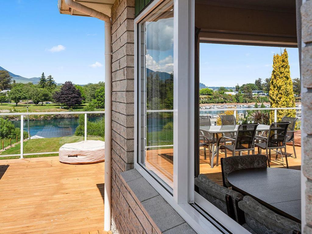 Central Riverside Retreat - Taupo Holiday Home Экстерьер фото