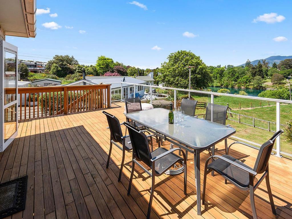 Central Riverside Retreat - Taupo Holiday Home Экстерьер фото