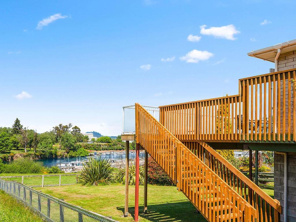 Central Riverside Retreat - Taupo Holiday Home Экстерьер фото